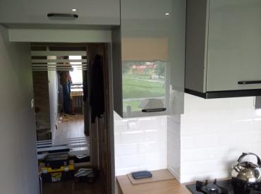 KUCHNIA KAMMONO P4 SZARY POŁYSK/P2 DĄB HIKORA